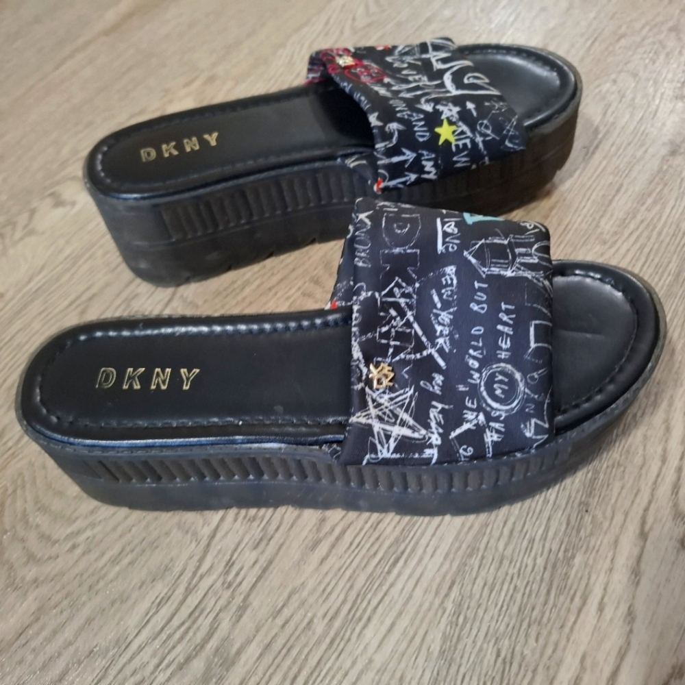 🖤🎨DKNY Graffiti Sketch Art Black Platform Slides